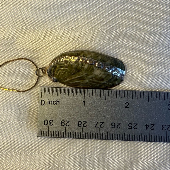 Reversible Shell Pendant Necklace - Picture 3 of 5